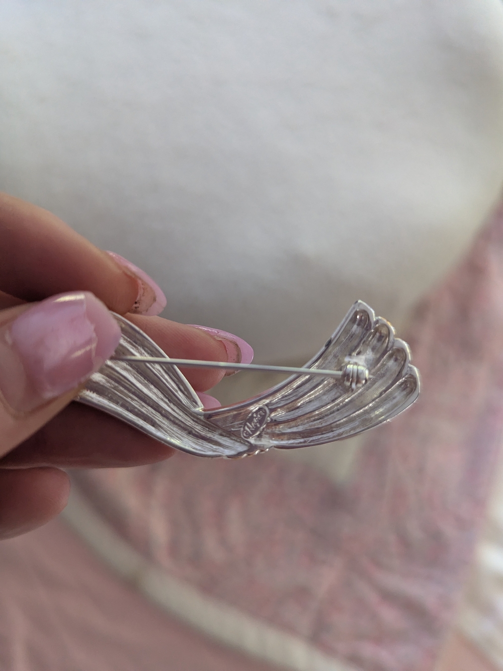 Napier Two-Tone Ribbed Winged Brooch. - Picture 3 of 4